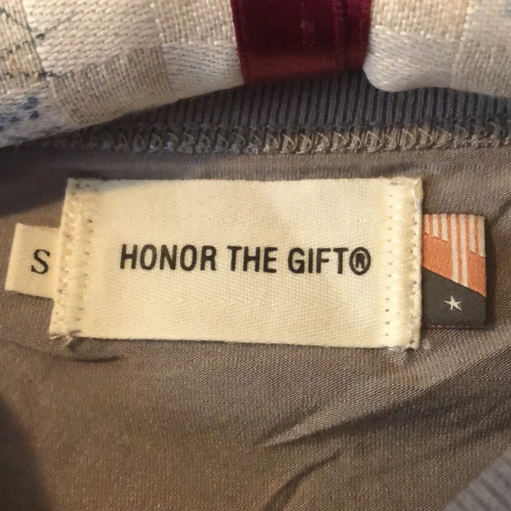 Honor the Gift Women’s crop tee size Small New!